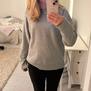 Grå stickad tröja - Säljer en mysig grå stickad tröja med långa ärmar. Aldrig använd och säljer då den var lite för stor. Från Vero Moda☺️