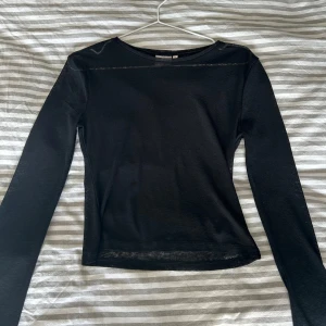 Svart långärmad mesh topp - Säljer en svart mesh topp i fint skick🌸