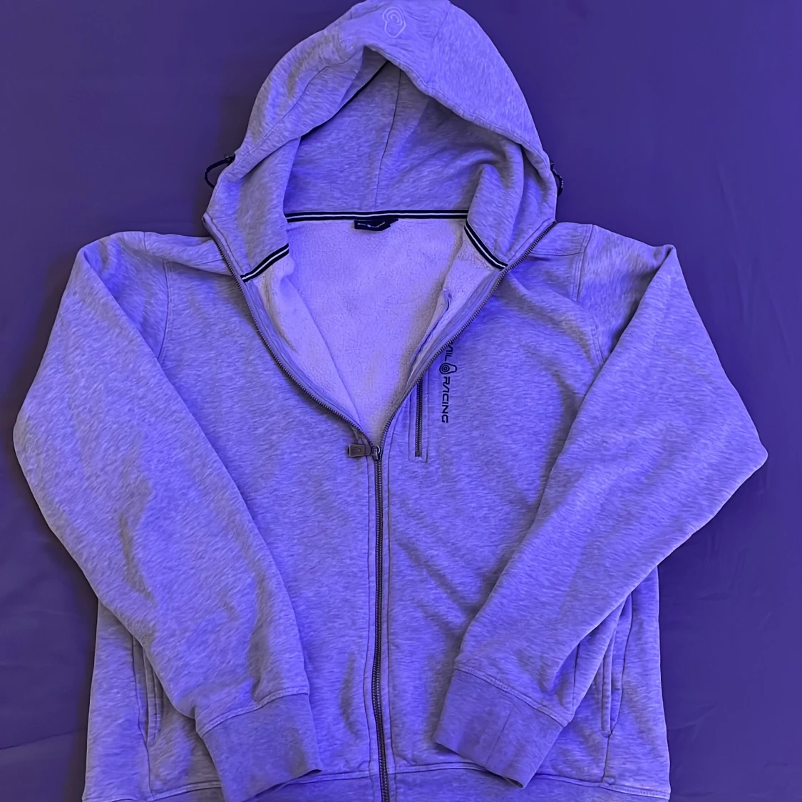 Grå hoodie från Sail Racing - 3