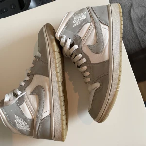 Air Jordan 1 mid ’Wolf Grey’  - Storlek 38. Har ett skrap märke vid hälen. Det är i andvändt skick och är 7/10