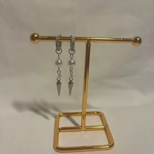 Örhängen  - Fina örhängen väldigt liknande 087 fast i silver. Köp för 129kr/st Eller  229kr/paret. Modell 109 Smyckes ställningen finns även att köpa för 299kr!