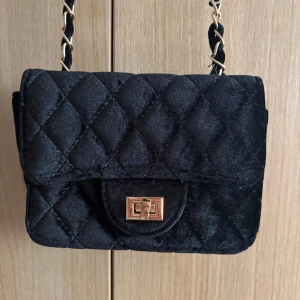 Sammets axelremväska - Aldrig använd, lagom storlek