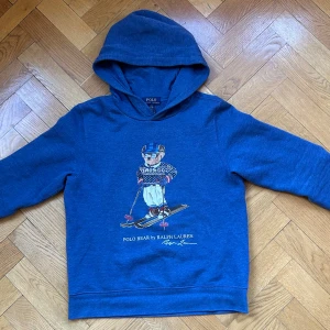Polo hoodie - Polo ralph lauren hoodie| storlek 14-16 men den passar runt 165-170| jättefint skick inga defekter| pris ej hugget|🍾🍾🍾🍾🍾🍾🍾