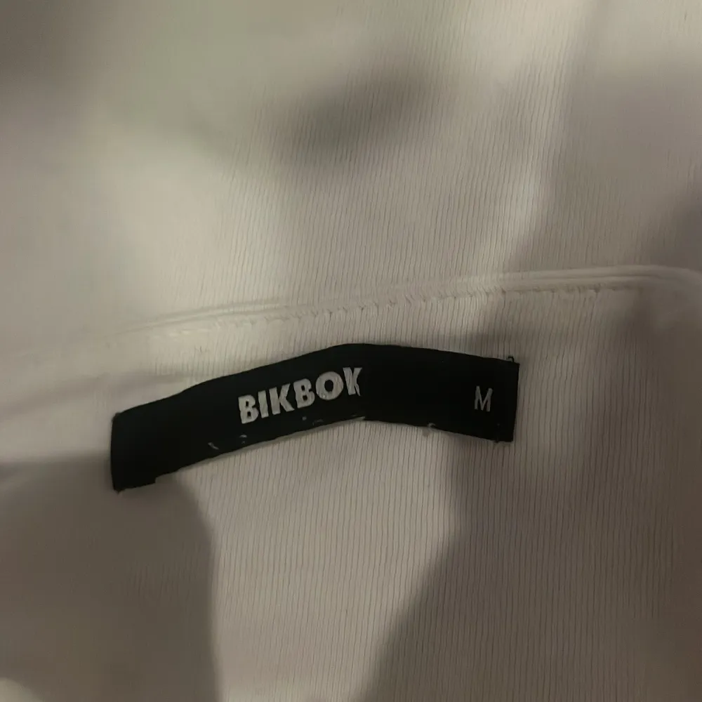 Säljer en stilren vit klänning från Bik Bok. Klänningen har smala axelband och är kort och tight. Använd bara ett fåtal gånger. Mekot.