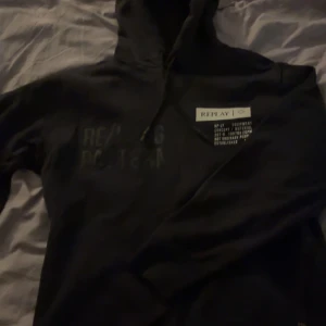 Replay hoodie - Säljer nu denna as feta replay hoodie perfekt till våren! Nyskick i storlek M vilket motsvarar ungefär nån på 180 och uppåt. 