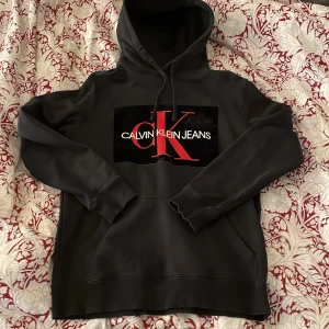 Hoodie - Bra skick på den förutom lite fläckar men inget man tänker på , nypris 1200 typ men säljer den för billigare nu. Pris kan absolut diskuteras. Storlek M passar S