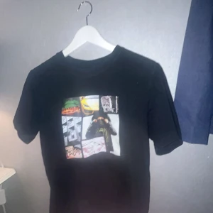 Svart t-shirt med Welcome to sweden loga  - Snygg svart t-shirt från Welcome to Sweden med ett coolt collage-tryck på framsidan. Perfekt för en avslappnad stil.