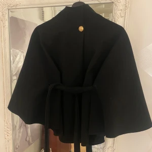 Missay Poncho svart - Fin ponchokappa från missay i nyskick!💕💕