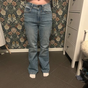 Blå jeans - Blåa jeans från Nelly💕knappast använda och väldigt fint skick💕 W23 L30