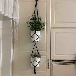 Ampel dubbel - En svart dubbel ampel (utan kruka). Passar till krukor med 13-15 cm i övrediametrar. Längd 90-100 cm (50+40)