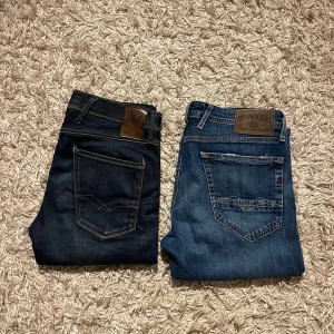 Två par replay anbass  - Säljer två par jeans i olika blå nyanser. Det ena paret har en mörkare tvätt med klassisk femficksdesign och det andra paret har en något ljusare tvätt. Slim fit W 31 - 32 