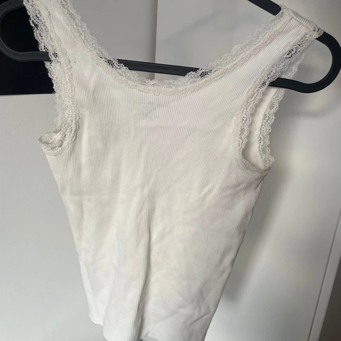 Vit ribbad topp med spets - 1