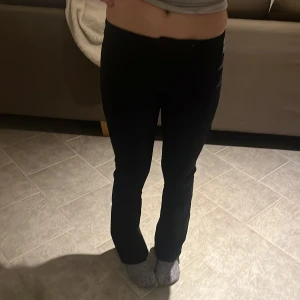 Svarta kostym byxor - Snygga svarta kostym byxor med en bra passform. De har en klassisk design med knappar och dragkedja framtill. Perfekta för en stilren look.