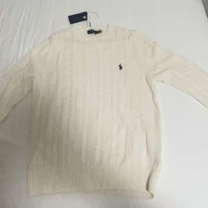 Ralph lauren stickad tröja - En Ralph lauren stickad tröja, storlek L! Passar även i M, Priset kan diskuteras vid snabb affär!  Vid frågor skicka Pm. ( Ps lappen fins inte kvar längre )