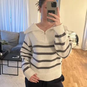 Randig stickad tröja med dragkedja - Jättemysig och fin stickad tröja med gråa ränder och dragkedja vid halsen🩶