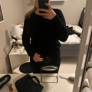 Svart tröja från Vila - Säljer en klassisk svart tröja från Vila. Tröjan har en rund halsringning och långa ärmar. Perfekt för en stilren look.