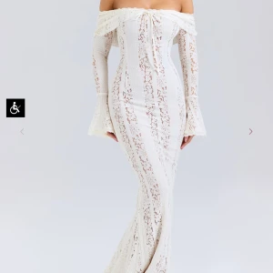 Krämfärgad spetsklänning från Belle - Sååå himla fin krämfärgad långklänning i spets med offshoulder-design och långa ärmar. Köpte klänningen för 3100kr men när jag fick hem den var den tyvärr för liten så det är därför jag säljer vidare den :( har därmed endast testat den på. Den kommer i förpackningen och med allt! Pris kan diskuteras