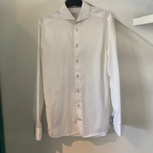Eton skjorta  - En jättefin skjorta från märket Eton 😊 skjortan är i toppskick och är som ny i butik👍🏻 nypris 1700kr vårt pris 299kr
