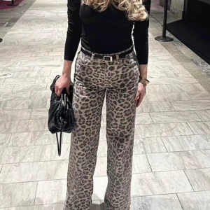 Leopardmönstrade jeans - Jättefint skick men säljer pga tyvärr lite stora för mig 😢🤎Helt slutsålda på hemsidan.