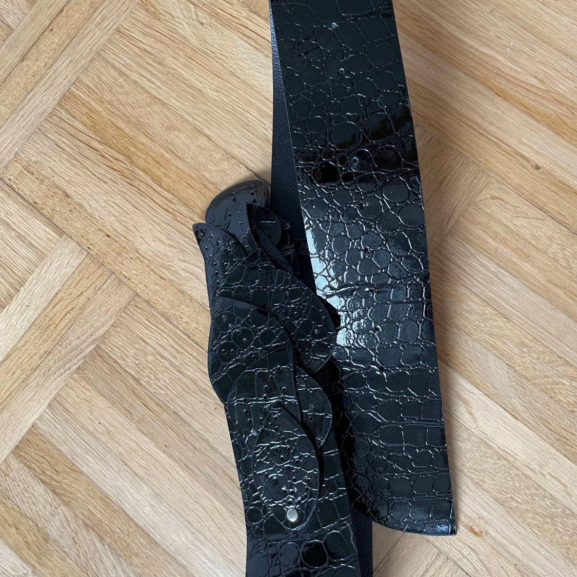 Svart bälte med ställbara bladmönster - 4