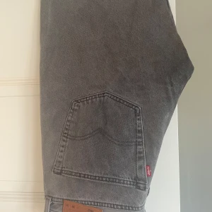 Jeans från Levi's - Säljer två par Levi's 501 jeans. Ett par i grått och ett i  blått. Båda har  femficksdesignen och en rak passform.  för en avslappnad stil. Bredd: 36 Längd:32.               Köpta för 1300 styck, säljes för 600 styck eller 1000 för båda. Båda är använda 5-10 gånger och både är också nystruka och tvättade. Inga defekter. Upphämtning i Stockholm eller frakt.