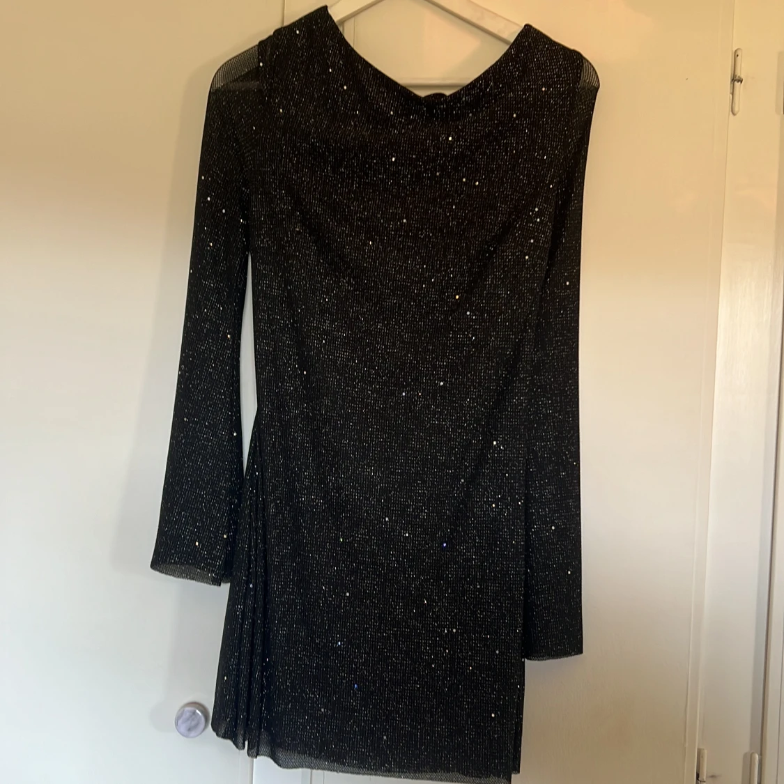 Svart glittrig klänning - 1