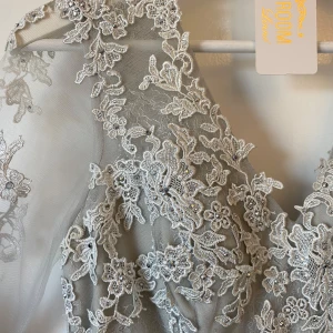 Elegant spetsklänning från Dressroom Linné - Säljer balklänning på grund av för liten storlek.   Klänningen är helt ny, har kvar prislapp och klädöverdrag.  Köpt hos dressroom. Infogar bilder på hur klänningen ser ut bakifrån och framifrån ( bilderna är från deras egna Instagram).  Finns möjlighet att mötas upp om man vill prova klänningen.   Klänningen har en grå/ silvrig färg.   Nypris: 6000kr. Pris kan diskuteras vid snabb affär 