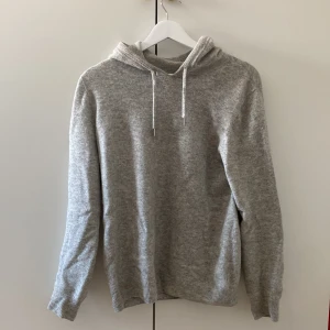 Grå Merinoull Hoodie - Säljer en stilren grå hoodie från Ahlskog Clothing, tillverkad i 100% merinoull. Perfekt för kyliga dagar med sin mjuka och varma känsla. Skriv vid fler frågor💯