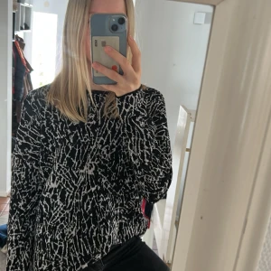 Mönstrad tröja (finns även kjol till) - Säljer en svart och vit mönstrad tröja från Åhléns i storlek S. Tröjan har ett unikt mönster och långa ärmar, perfekt för en stilren look. Finns en kjol till om man vill köpa, finns i en annan annons (kontakta mig om du vill köpa båda för då kan du få ett bättre pris)🩷 