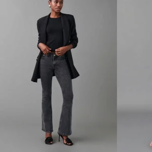 Grå Jeans - Ett par helt nya gråa jeans från Gina tricot med prislappen kvar 