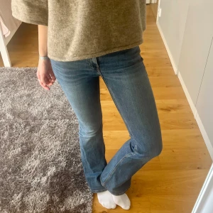 Utsvängda jeans - Utsvängda jeans i fin blå färg 🫶🏻 Innerbenslängd ≈ 83 cm. Midjemått (rakt över) ≈ 35 cm. Storlek XS Midwaist/lowwaist 99% bomull 1% elastan 