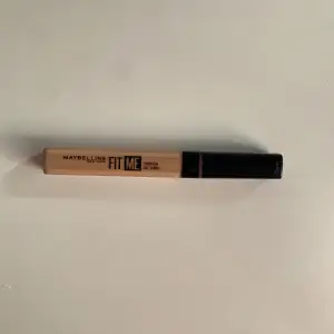 Maybelline Fit Me Concealer i nyansen 10. Färgen är för mörk för mig och den är helt ny oöppnad och oanvänd. 