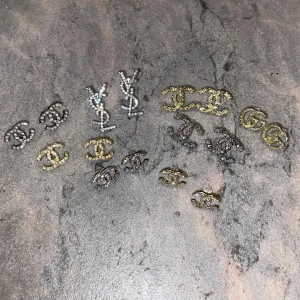 Örhängen  - Rostfritt stål alla örhängen är helt nya i obruten förpackning detta är en exempel bild bara.Priset är per styck! Hur köper man? Gå in i min profil där ser du alla örhängen som är uppe ifall du inte hittar så skriv här så laddar jag upp en annons. Jag fraktar samma dag eller nästa dag💕