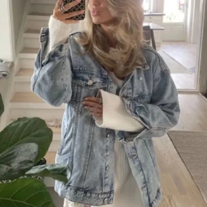 Zara Jeans jacka  - Väldigt snygg Zara jeans jacka perfekt till sommaren, passar både S och M beroende på hur oversize man vil ha den, Fri Frakt! 