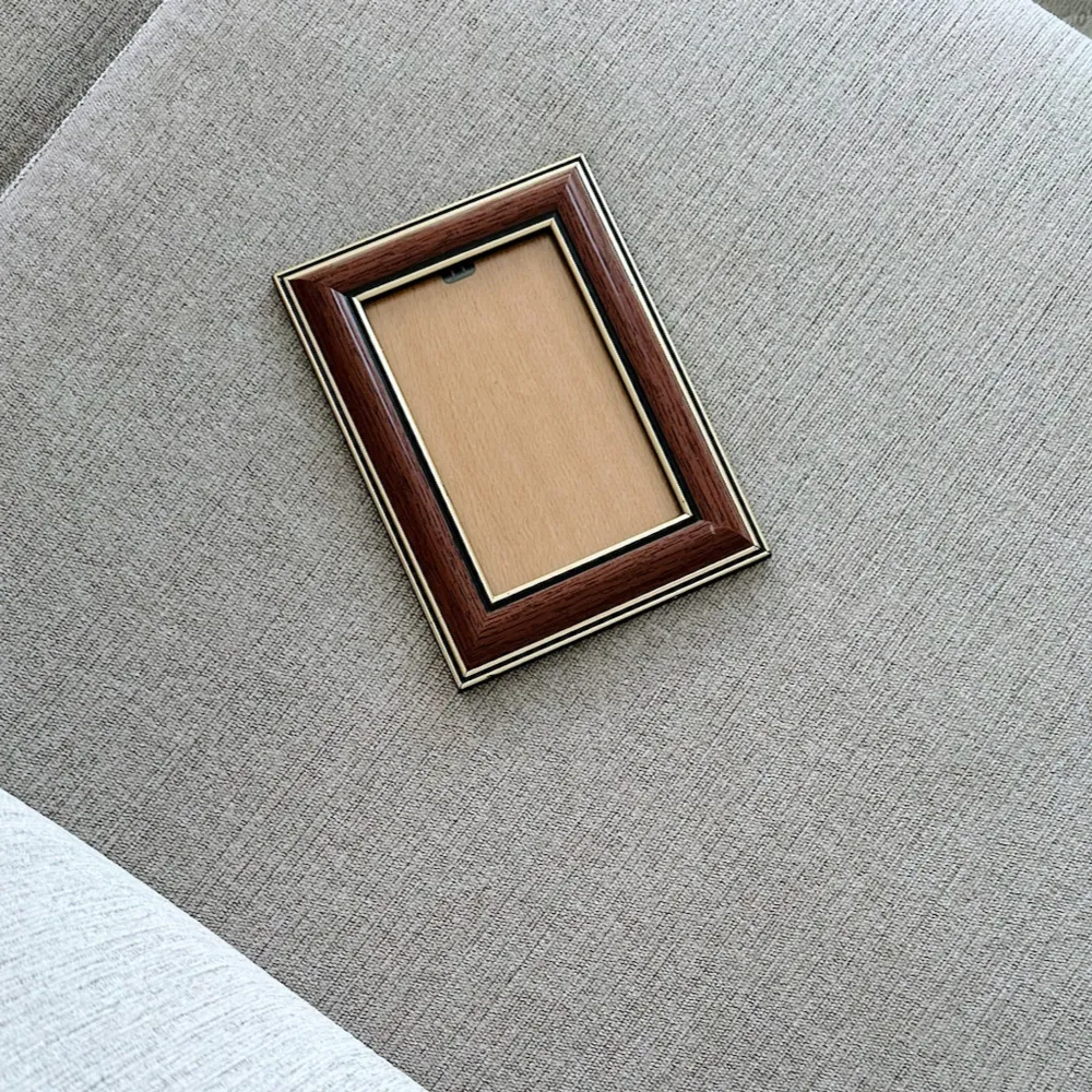 En brun tavelram med guld detalj som har nĂ„gra skav vid kanterna (se bild), annars i gott skick! Den Ă€r 15x20cm. FĂRST TILL KVARN!âïžđ€(BUNDLERABATT VID KĂP AV FLER ARTIKLAR!). Muu.