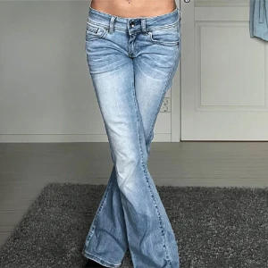 Jeans - Midjemått: 32cm rakt över, innerbenslängd: 74cm 💕