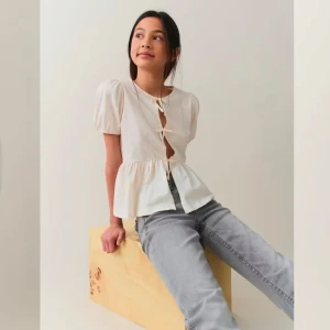 Vit topp - Jättesöt topp från Gina Young. Köpte nyligen men har inte kommer till användning❣️