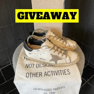 Golden Goose - VINNARE: @Totte09 | TÄVLING | Vi ger nu ut ett par Golden Goose i storlek 41! | Skorna är i mycket fint skick med några få defekter. | Vinnaren utses av vem som har flest biljetter vid tävlingens slut! | Gilla annonsen = 1 🎟️ | Följ oss = 1 🎟️ | Dela annonsen till minst 5 personer (krävs bevis) = 3 🎟️ | Köp ett av våra plagg = 15 🎟️ | VIKTIGT, för att delta i tävlingen måste ni kontakta oss via DENNA annons och meddela det! | Tävlingen slutar 31 mars, lycka till! 