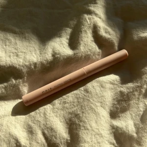 caia penna - caia highlight penna i färgen snow spice endast testad på handen, går inte att köpa på hemsidan🫶🏼