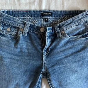 Blå jeans från True Religion - Intresse koll (budning). Endast provade, inga defekter. Köpta för 1599kr från nelly. Högsta bud just nu: 1100