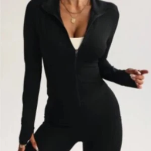 Svart långärmad tröja med dragkedja - Jättefin tränings tröja från stadium för länge sedan. Och därför kan jag inte hitta en bild på den. (Bilden är tagen från shein) 