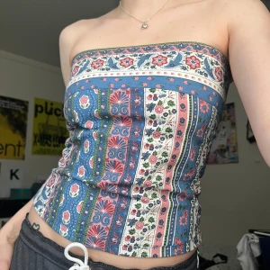Bandeau topp - Så snygg bandeau topp som stängs med dragkedja på sidan. Jag har sytt den själv! Tyget har dock ingen stretch! Kan skicka bystmått om det önskas! Jag på bilden har strl 36 på överdelar och är 170cm lång. Klicka på köp nu <<33