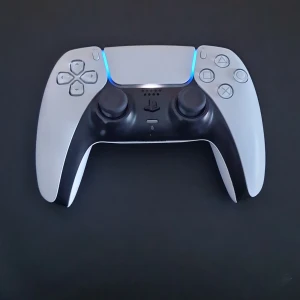 PS5 controller - Inga problem med den. Har en extra så behöver inte den här längre. Aimbot inbyggd.