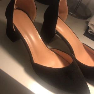 Svarta snygga klackar  - I toppen skick men dem var tyvärr för stora för mig så aldrig använt :( 