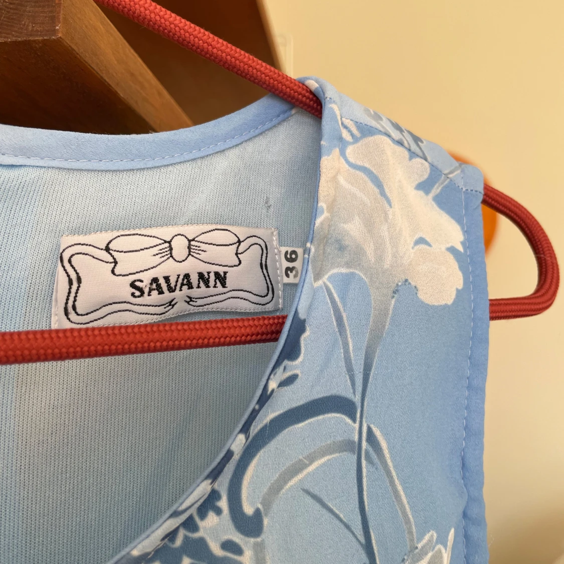 Blå blommig klänning från Savann - 1