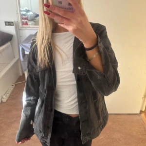 Jeansjacka  - Säljer min gråa jeansjacka då den inte kommer till användning💗skriv privat om du har frågor eller vill ha fler bilder 