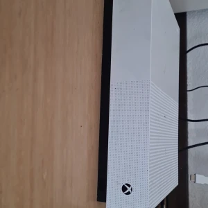 Xbox one s all digital edition  - Xbox one s all digital editon. Väldigt bra skick. Ström kabel och hdmi kabel ingår