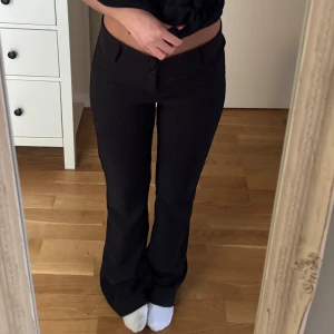 Kostymbyxor  - Svarta kostymbyxor med fina detaljer på fickorna, knappt använda då de är lite för långa på mig som är ca 165💗