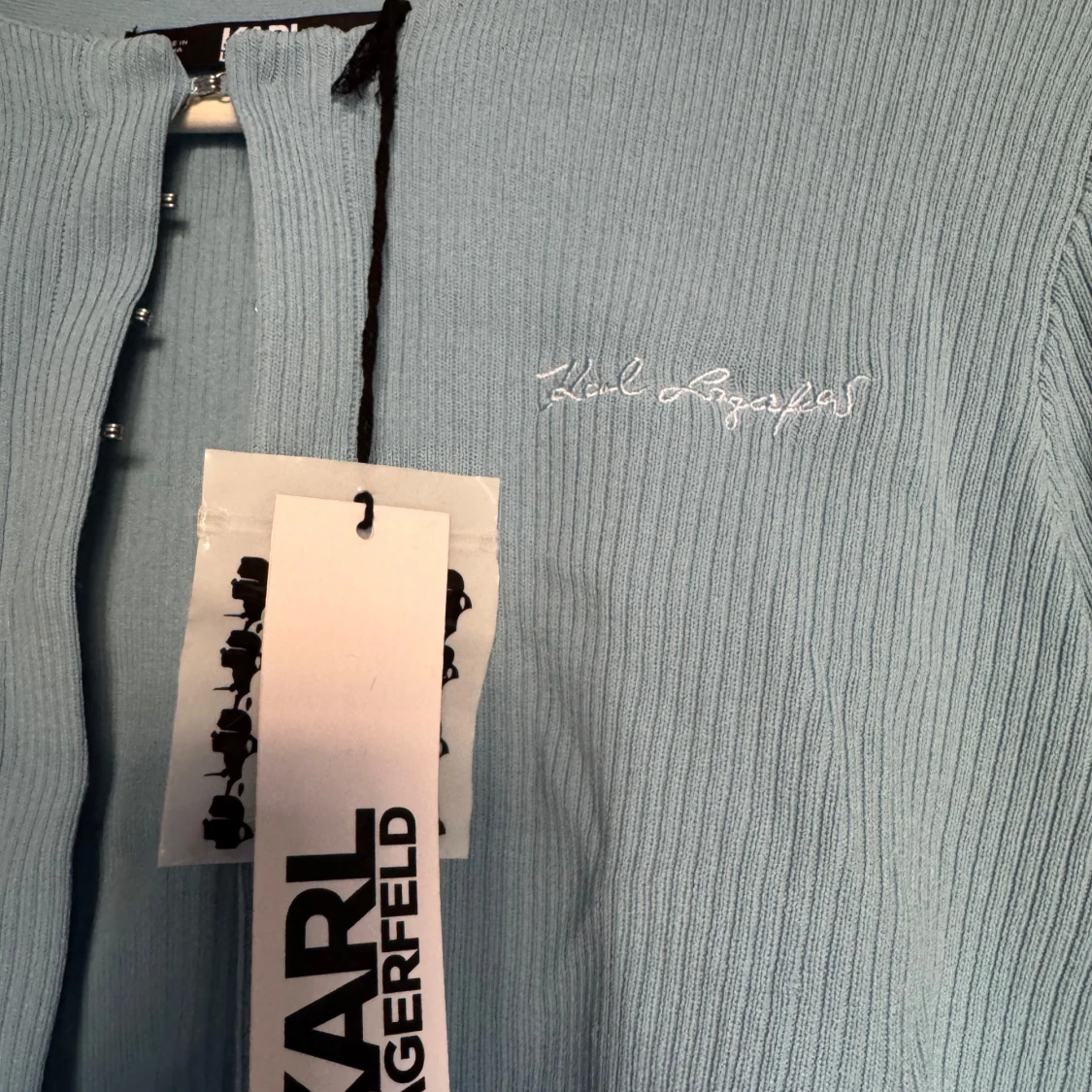 Ljusblå ribbad kofta från Karl Lagerfeld - 2