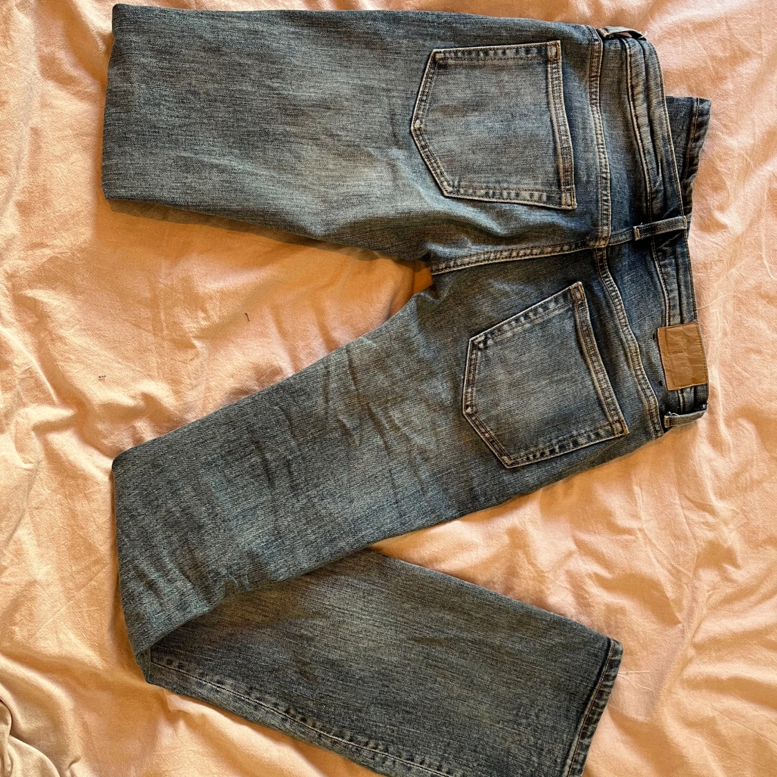 Blå jeans med slitningar - 3